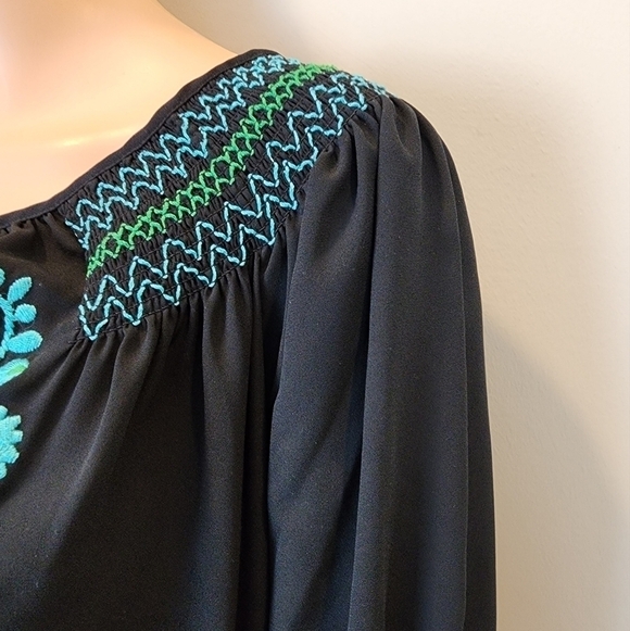 New York & Company short sleeve Embroidery front top - Picture 7 of 12